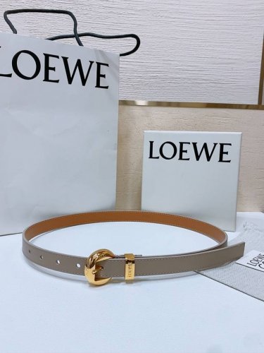 Loewe 罗意威专柜最新同款腰带 选用光滑牛皮革窄款腰带 配有Anagram Pebble针扣 卓越的工艺 个性的造型 精美的材质 宽:2.0Cm