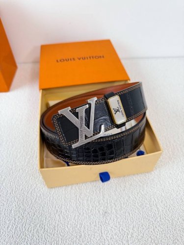 品名： Lv..路易..威登腰带皮带原单 型号：挂扣，经典纯钢材质挂扣，头层牛皮，图片实物拍摄 材料：头层牛皮，挂扣系列，纯钢材质扣头，钯镀电镀工艺永不掉色。经