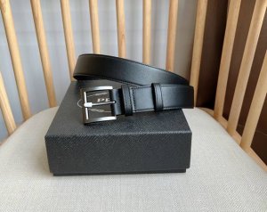 Prada 普拉达 专柜最新款 这款皮革腰带的尖部饰以标志性的涂珐琅金属三角形徽标 此徽标由mario Prada设计而来 1913年初次亮相于品牌的旅行箱 男