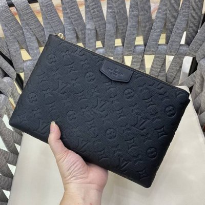断货王专柜官网同步新款 Lv 休闲必备手包 出货顶级进口牛皮手感一流全新升级五金配可拆卸手柄带容量杠杠滴功能性十分强哦！ 尺寸 19-29，黑色 型号：1047