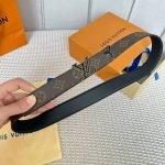 驢家新品 3.0。特別限定女士腰帶 皮帶採用雙面設計 帶身帆布面襯托荔枝紋牛皮 全新搭扣以金色金屬打造 飾以與皮帶同色的琺瑯效果 末端則以琺瑯花卉圖案完美點綴.
