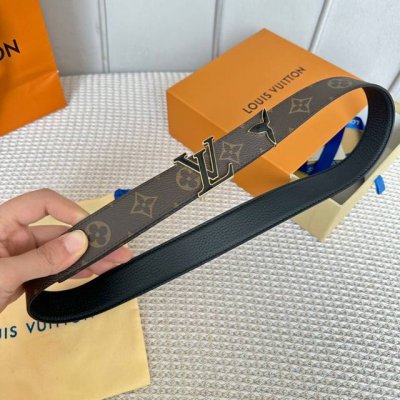 驢家新品 3.0。特別限定女士腰帶 皮帶採用雙面設計 帶身帆布面襯托荔枝紋牛皮 全新搭扣以金色金屬打造 飾以與皮帶同色的琺瑯效果 末端則以琺瑯花卉圖案完美點綴.