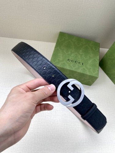 宽度4.0cm GUCCI古驰爱的进行曲 全新时装系列精选品牌典藏元素，以几何造型焕新演绎互扣式双G原版钢扣标识，呈现多款别致单品。历久弥新的设计元素与本次时装