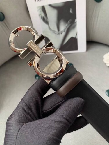 配送专柜全套礼盒包装。 菲拉格幕 这款皮带以现代风格重新演绎经典款Gancini扣饰。双面设计，一侧采用经过锤制处理的皮革，另一侧采用天然皮革，可调整至合适腰围