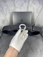 宽度：4.0Cm 范思哲 此款帆布回纹皮底 腰带饰有标志性的Versace美杜莎头像扣，彰显品牌格调。是一款精美的衣橱必备单品。