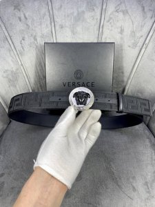 宽度：4.0Cm 范思哲 此款帆布回纹皮底 腰带饰有标志性的Versace美杜莎头像扣，彰显品牌格调。是一款精美的衣橱必备单品。