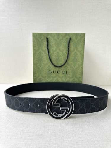 gucci 宽度4.0Cm 早春系列透过现代视角焕新诠释品牌经典元素。这款腰带以牛皮革匠心打造，巧妙缀饰互扣式双G搭扣，搭配嵌花牛皮革。这款腰带正面以灰色牛皮革