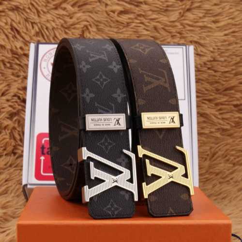 Lv皮带宽度：4.0Cm 专柜同步最新系列， Lv Line 双面腰带采用两式格调分别演绎经典 Monogram 图案，并将创意巧思融入 Lv Line 搭扣，