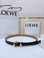 Loewe 罗意威专柜最新同款腰带 选用光滑牛皮革窄款腰带 配有Anagram Pebble针扣 卓越的工艺 个性的造型 精美的材质 宽:2.0Cm
