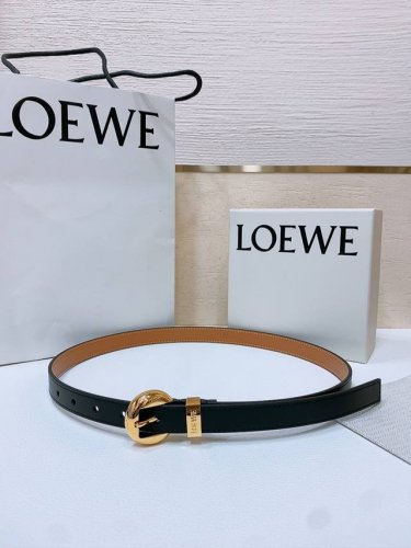 Loewe 罗意威专柜最新同款腰带 选用光滑牛皮革窄款腰带 配有Anagram Pebble针扣 卓越的工艺 个性的造型 精美的材质 宽:2.0Cm