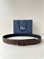 宽度3.5Cm Dior 这款腰带扣采用咖啡棕色哑光涂漆饰面不锈钢精心制作，展示Cd Icon 标志。可与各式35毫米腰带搭配，提升格调，打造优雅精致的造型。