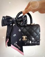 香奈儿Twilly小丝巾来了，Chanel 卡通字母 名副其实的小可爱， 人手三条闭眼收，我都不拦着 N久都没有见过这么好看的Twilly 真的是真香本香了，凹