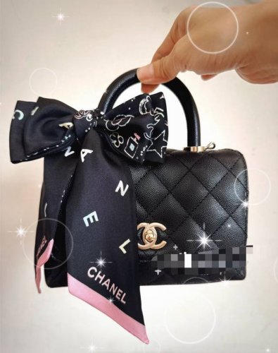 香奈儿Twilly小丝巾来了，Chanel 卡通字母 名副其实的小可爱， 人手三条闭眼收，我都不拦着 N久都没有见过这么好看的Twilly 真的是真香本香了，凹