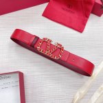 配送专柜全套包装 等级：专柜同步.原版包装.代购级别 材料：Valentino 此款采用进口原版皮搭配纯铜经典V字扣 多色可选 双面用设计 时尚潮流 专柜宽度：