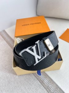 品名： Lv..路易..威登腰带皮带原单 型号：挂扣，经典纯钢材质挂扣，头层牛皮，图片实物拍摄 材料：头层牛皮，挂扣系列，纯钢材质扣头，钯镀电镀工艺永不掉色。原