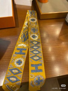 爱马仕Hermes “Kelly En Perles”Twilly小丝巾 Twilly小丝巾 100%桑蚕丝 这款小巧的真丝配饰佩戴方式千变万化，可为您的日常造