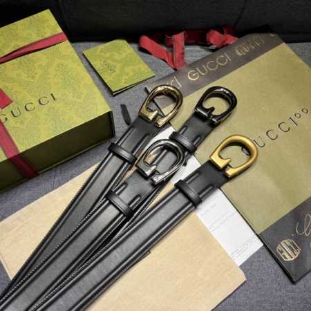 古奇 ，宽4.0Cm，这款男士腰带采用精致的黑色皮革呈现。亮色调g搭扣展现整款设计的突出亮点，为单品注入优雅的品牌标识内涵 - 点击图像关闭