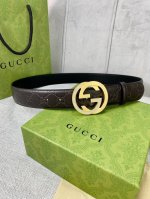 带宽4.0Cm Gucci 互扣式双G原单镶钻钢扣腰带，采用热压印技术的Gucci Signature皮革精制而成，触感厚实，印花图案清晰分明。五金厚度：6.0