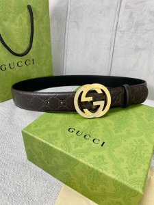 带宽4.0Cm Gucci 互扣式双G原单镶钻钢扣腰带，采用热压印技术的Gucci Signature皮革精制而成，触感厚实，印花图案清晰分明。五金厚度：6.0