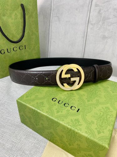 带宽4.0Cm Gucci 互扣式双G原单镶钻钢扣腰带，采用热压印技术的Gucci Signature皮革精制而成，触感厚实，印花图案清晰分明。五金厚度：6.0
