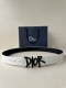 特 宽度3.5Cm Dior 这款不锈钢金属腰带扣是春季系列新品，展示 Cd Icon 标志和 Oblique Cosmo 图案，致敬 Dior 的经典图案。可