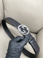 特P160 Gucci 古驰 进口牛皮4.0Cm宽度双面两用 互扣式双G带扣腰带，采用热压印技术的Gucci Signature皮革精制而成，触感厚实，印花图案
