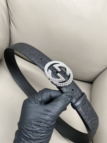 特P160 Gucci 古驰 进口牛皮4.0Cm宽度双面两用 互扣式双G带扣腰带，采用热压印技术的Gucci Signature皮革精制而成，触感厚实，印花图案