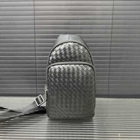 Bottega Veneta 葆蝶家 手工编织男士胸包 单肩包 斜挎包 经典百搭 实物拍摄 原厂原版面料 配送防尘袋 礼盒 30 X 16 Cm。 - 点击图像关闭