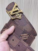 特 4.0Mm当季新款 一面一面帆布印格，一面小牛压花，搭配花朵精品扣头做工精细，质量保证。