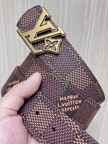 特 4.0Mm当季新款 一面一面帆布印格，一面小牛压花，搭配花朵精品扣头做工精细，质量保证。