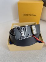 品名： Lv..路易..威登腰带皮带原单 型号：挂扣，经典纯钢材质磨胶面字母挂扣，头层牛皮，图片实物拍摄 材料：头层牛皮，挂扣系列，纯钢材质扣头，钯镀电镀工艺永