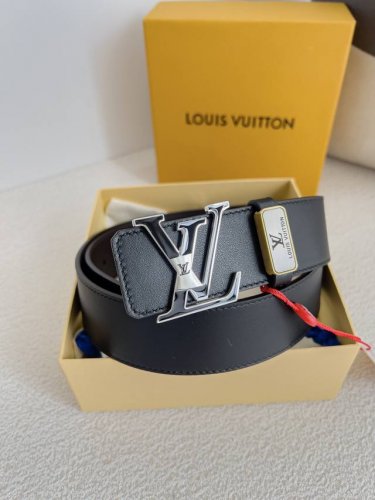 品名： Lv..路易..威登腰带皮带原单 型号：挂扣，经典纯钢材质磨胶面字母挂扣，头层牛皮，图片实物拍摄 材料：头层牛皮，挂扣系列，纯钢材质扣头，钯镀电镀工艺永