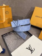 Lv男士新款皮带寬度4Cm 訂製帆布面料飾有全新的圖案效果 颜色纯正 衬托進口小牛皮配色底 搭配精緻的字母搭扣 手感极佳