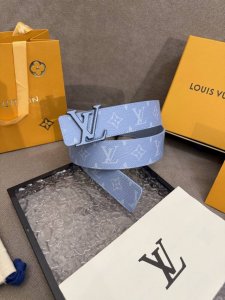 Lv男士新款皮带寬度4Cm 訂製帆布面料飾有全新的圖案效果 颜色纯正 衬托進口小牛皮配色底 搭配精緻的字母搭扣 手感极佳