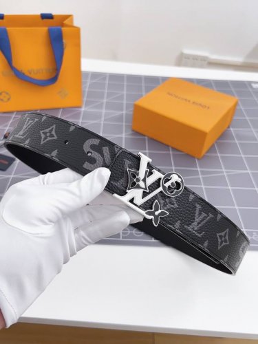 特 寬度：40Mm Lv Pyrmide Truck L Oeii雙面腰帶 驢家 海外原單代特供 面為進口小牛皮壓飾有標誌性品牌圖案效果工藝 原廠配色柔軟小牛皮