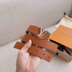 以路易威登 Parnassea 皮具系列为设计灵感，这款采用柔软压纹小牛皮制成的腰带精致演绎了标志性 Lv Initiales 腰带，且可双面使用。其具有的两种