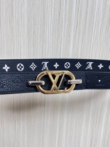 当季新款，腰带取材雍容牛皮革和 Monogram 帆布，便于随心切换两 式风尚。路易威登手写体标识化身为宽幅金属搭扣，于中央点亮视线 焦点，可为休闲和正式造型注
