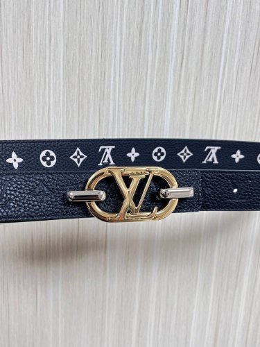 当季新款，腰带取材雍容牛皮革和 Monogram 帆布，便于随心切换两 式风尚。路易威登手写体标识化身为宽幅金属搭扣，于中央点亮视线 焦点，可为休闲和正式造型注