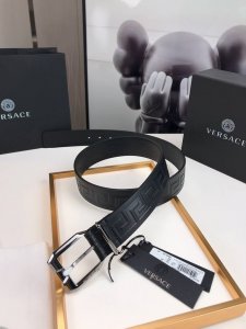范思哲Versace这条优雅的皮带是从卓越的品质树膏皮革浮雕几何格雷卡模式。圆滑的设计拥有一个方形皮带扣轻微弯曲的角度。4.0Cm宽，