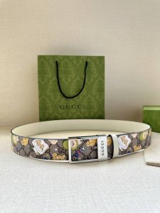 特 宽度3.8Cm Gucci Gg Marmont系列每一季都会推陈出新，为灵感源于70年代的标志性Gg配件注入宠物现代精髓。这款Gg Supreme帆布腰带