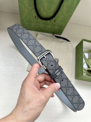 宽度3.5Cm Gucci Gg Supreme帆布在每一季都以新颖方式焕新演绎 在本季中 此标志性材质为这款带有深色Gg字母交织图案的男士经典款腰带注入品牌精
