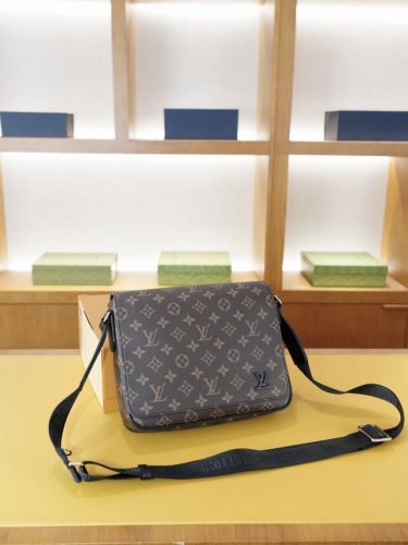 Lv 路易威登 官网同步 高版本 斜挎单肩背包 永恒不过时的标志性产品 纯原单牛皮 顶级五金制作 非市面普通版本 贸易公司订单货 全部实拍 实用性非常高 完全不