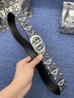 迪奥550 3. 5Cm 特 这款 30 Montaigne Avenue 腰带从同名手袋汲取灵感，是二零二三年秋季新品。采用黑色光滑 牛皮革精心制作，质感柔软
