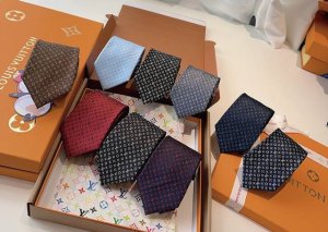 Lv老花领带 路易威登经典领带老花提花设计 男士必备单品超时尚 高端品质 版型面料都达到品牌标准 难得的好款 不挑人 上身效果大牌范儿十足 怎么穿都帅到爆 真丝