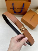 Lv Attract 双面腰带拥有微弧形边缘和摩登形状末端，再为金属 Lv 搭扣融入螺旋结构。经典色彩和不同纹理呈现两式风尚，实现多种造型可能。 。