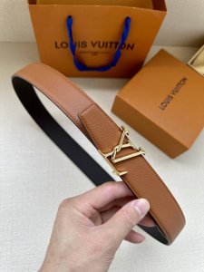 Lv Attract 双面腰带拥有微弧形边缘和摩登形状末端，再为金属 Lv 搭扣融入螺旋结构。经典色彩和不同纹理呈现两式风尚，实现多种造型可能。 。