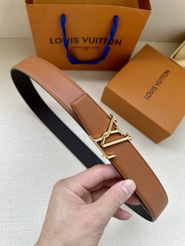 Lv Attract 双面腰带拥有微弧形边缘和摩登形状末端，再为金属 Lv 搭扣融入螺旋结构。经典色彩和不同纹理呈现两式风尚，实现多种造型可能。 。