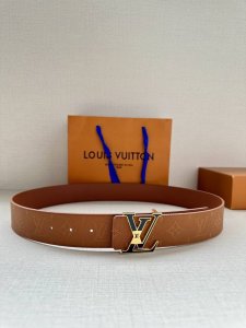 特 4.0宽 Lv Shadow 腰带拥有 Monogram Shadow 皮革的经典风尚和素面皮革的内敛格调，再为 Lv 搭扣描绘珐琅条纹，以摩登笔触焕新男士
