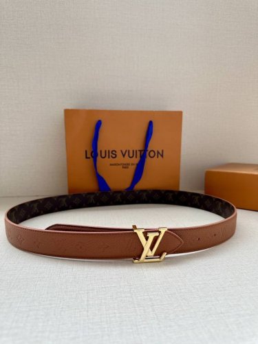 3.0宽 Lv Flowergram 双面腰带选用 Monogram 帆布和 Monogram 压纹皮革演绎两式风尚，以宛若珠宝的柔美搭扣致意 Monogram