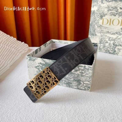 Dior这款金属覆层黄铜腰带扣采用“Cd”标志点缀，经典元素呈现全新风采。设计精巧，提升格调，打造优雅精致的造型。宽40Mm